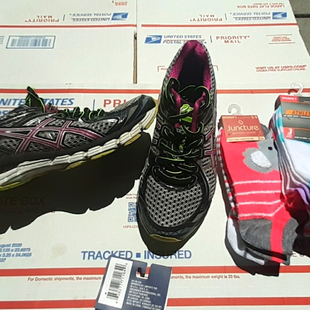 Woman Asics GT 2000 size 7 w/bonus socks